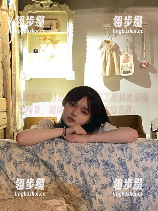 忍不住又点开了黑料吃瓜网的网页，期待能找到点刺激的东西。